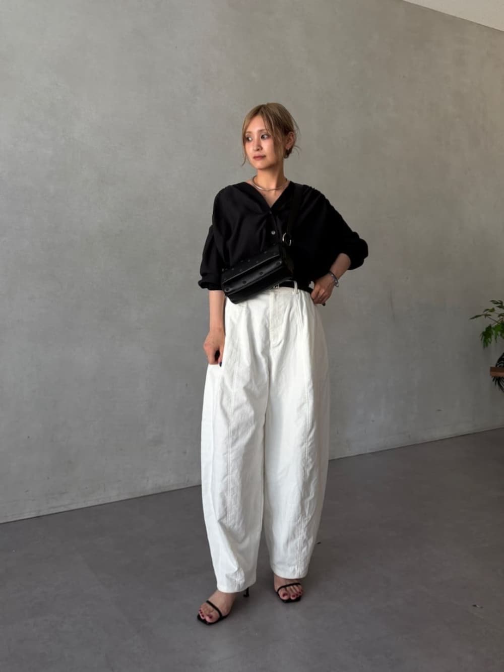 ブラック系のシャツ/ブラウス、ホワイト系のその他パンツ、ブラック系のショルダーバッグを着用したレディースの夏コーディネートの2枚目の写真