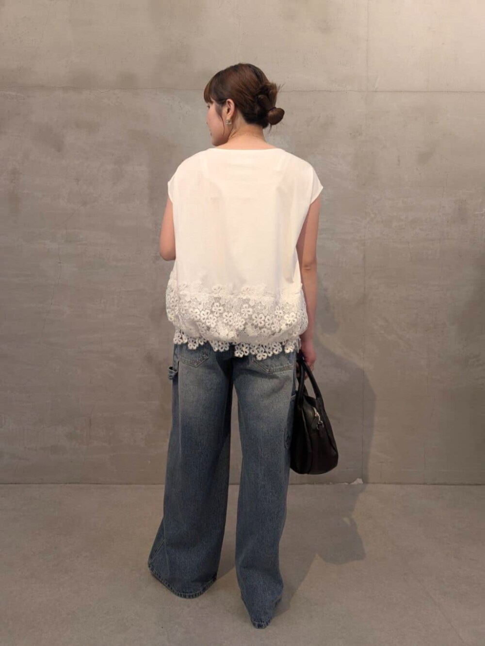ブラック系のボストンバッグ、ブルー系のその他パンツ、ホワイト系のTシャツ/カットソーを着用したレディースの春コーディネートの5枚目の写真
