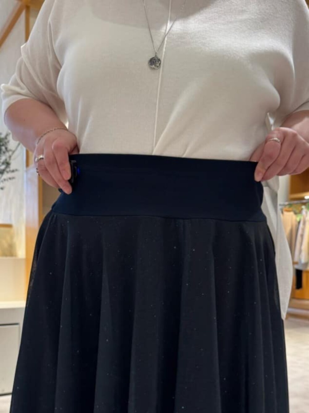 ホワイト系のトートバッグ、ブルー系のカーディガン/ボレロ、ブルー系のスカートを着用したレディースの春コーディネートの7枚目の写真