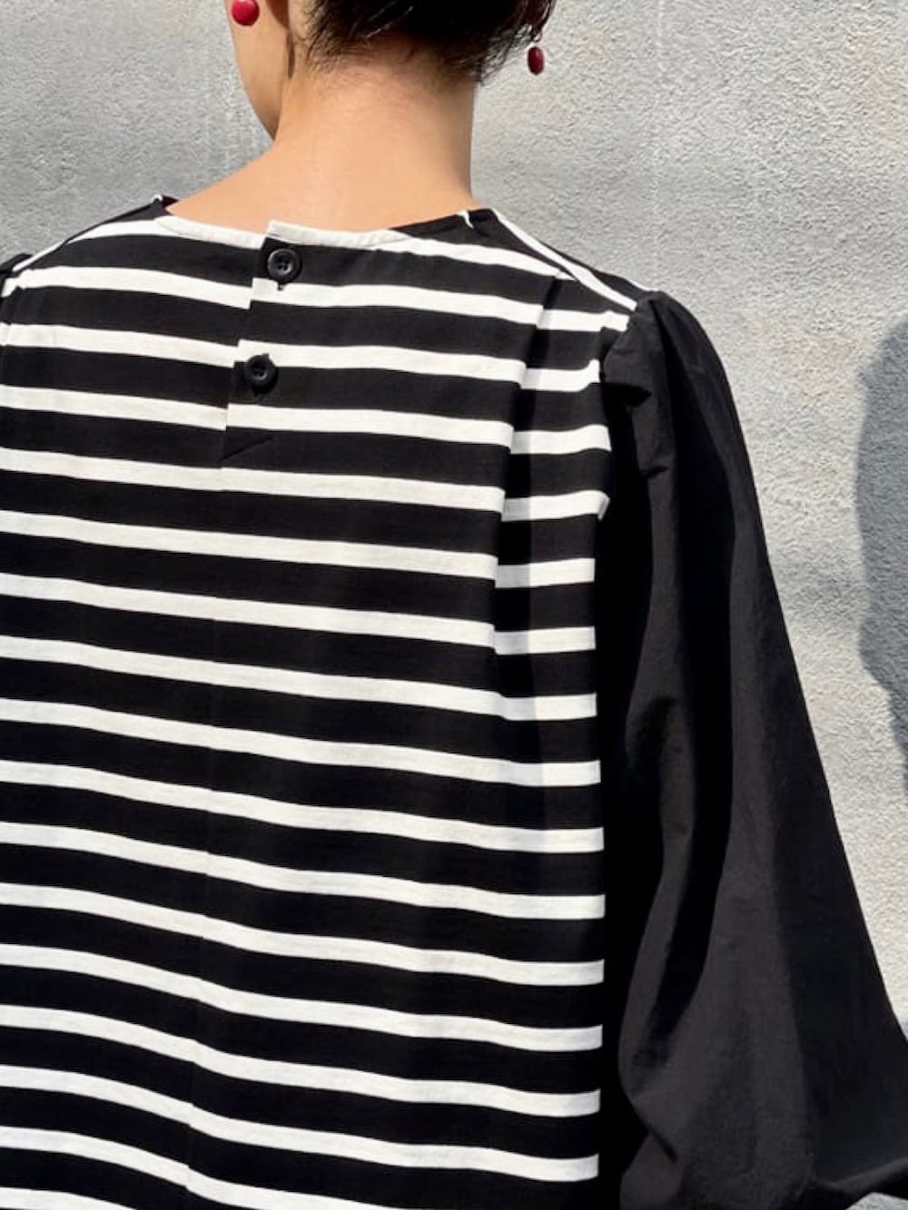 ブラック系のTシャツ/カットソー、ホワイト系のその他パンツを着用したレディースの夏コーディネートの3枚目の写真