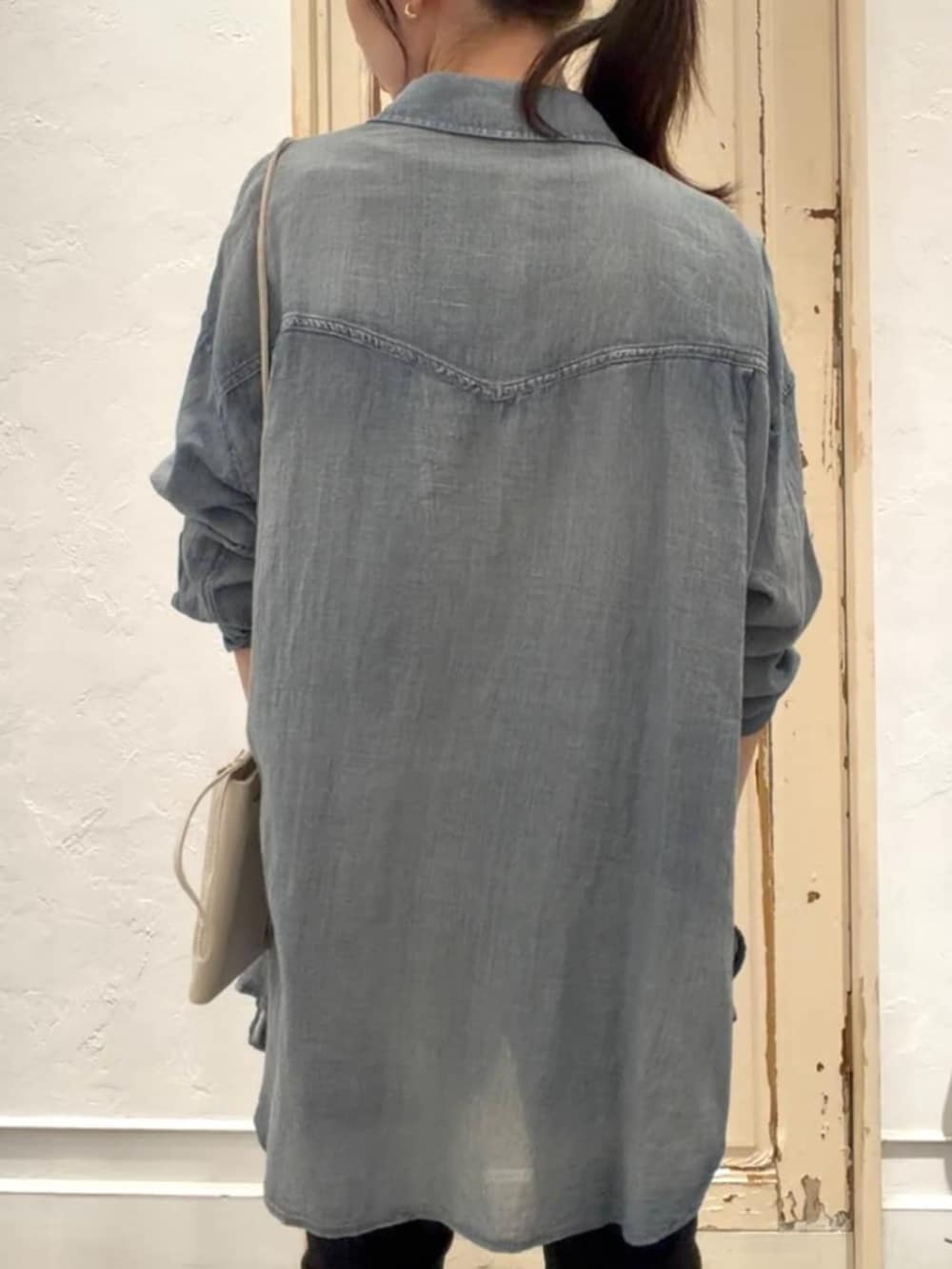 ブルー系のシャツ/ブラウス、ブラック系のその他パンツ、グレー系のキャミソールを着用したレディースの春コーディネートの6枚目の写真