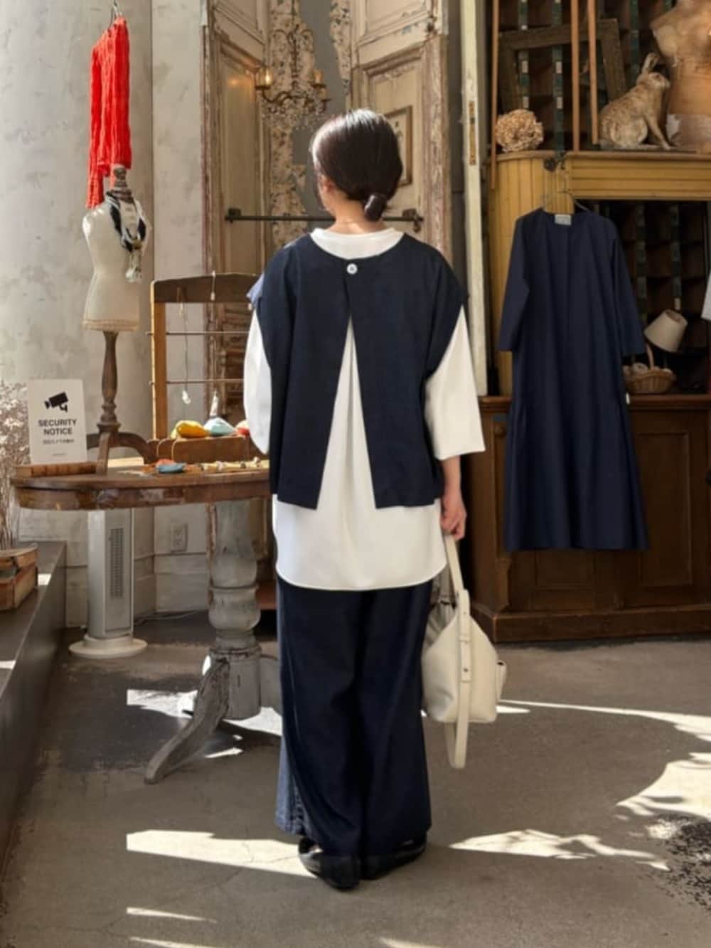 ブルー系のシャツ/ブラウス、ブルー系のその他パンツ、ホワイト系のシャツ/ブラウスを着用したレディースの春コーディネートの5枚目の写真