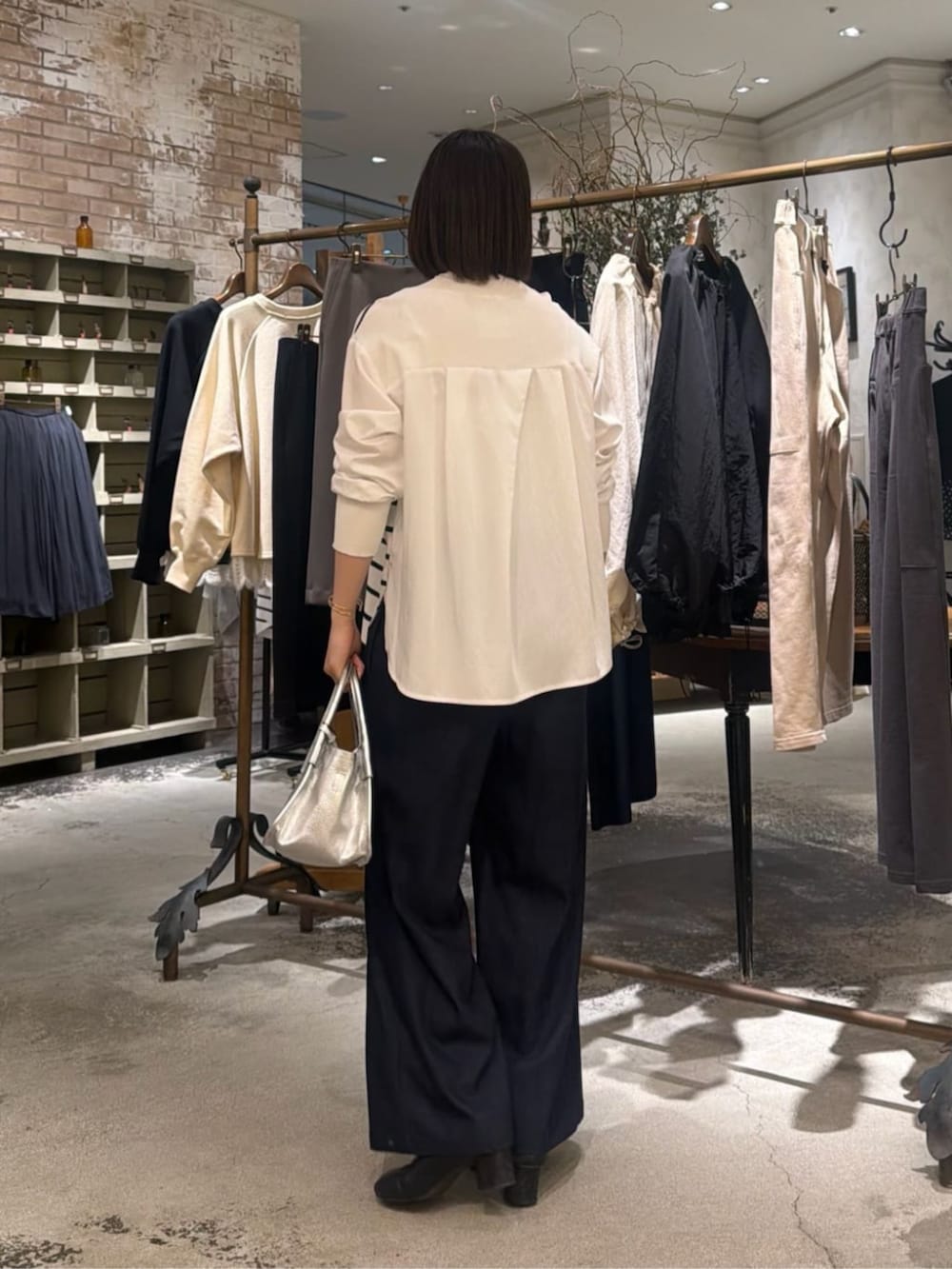 ブルー系のその他パンツ、ホワイト系のニット/セーターを着用したレディースの冬コーディネートの5枚目の写真