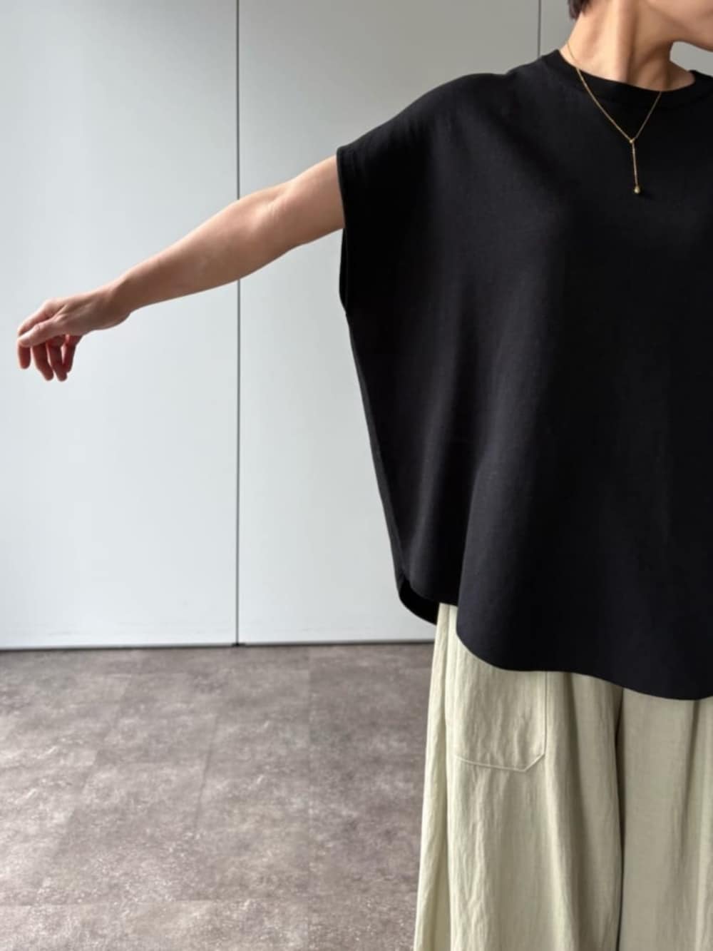 グリーン系のその他パンツ、ベージュ系のニット/セーターを着用したレディースの夏コーディネートの4枚目の写真