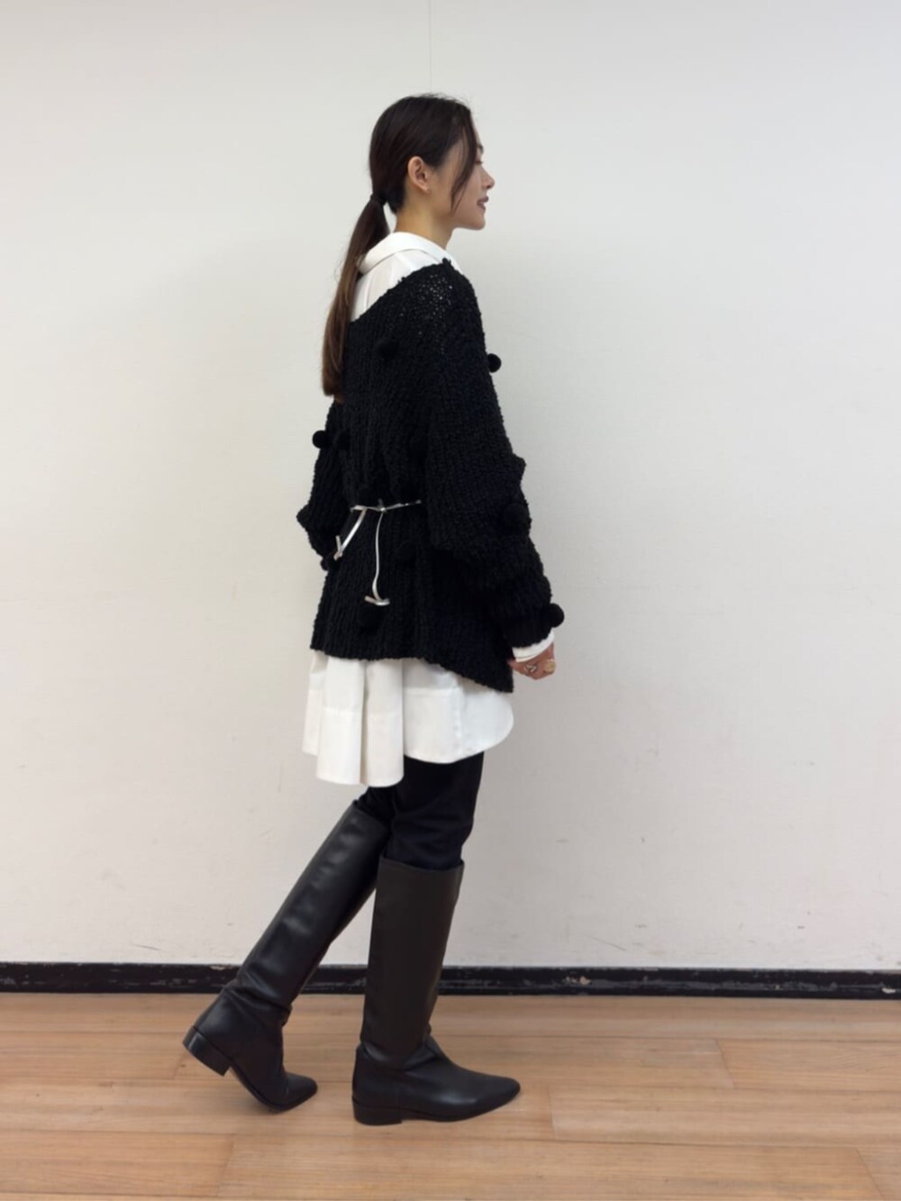 ブラック系のその他パンツ、ブラック系のニット/セーター、ホワイト系のシャツ/ブラウスを着用したレディースの秋コーディネートの5枚目の写真