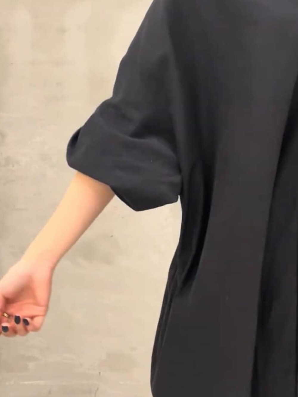 ブルー系のデニムパンツ、ブラック系のワンピースを着用したレディースの冬コーディネートの6枚目の写真