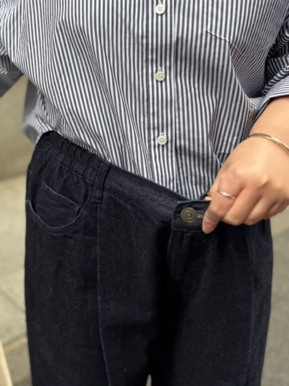 ブラック系のボストンバッグ、ブルー系のシャツ/ブラウスを着用したレディースの冬コーディネートの7枚目の写真