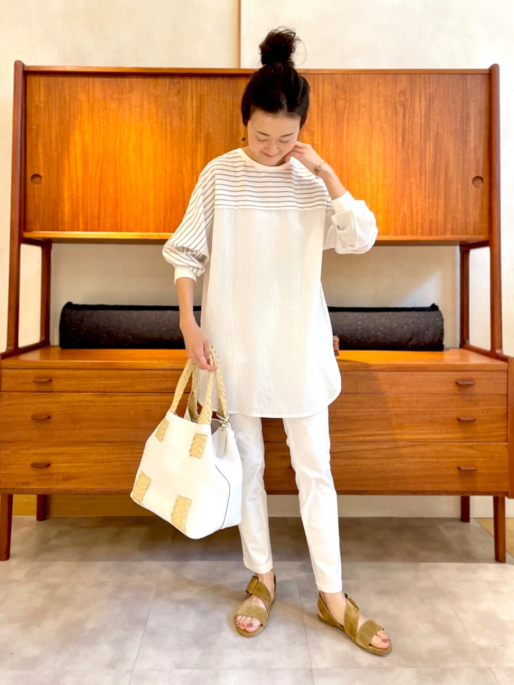 ブラック系のシャツ/ブラウス、ホワイト系のその他パンツ、ホワイト系のトートバッグを着用したレディースの春コーディネートの2枚目の写真