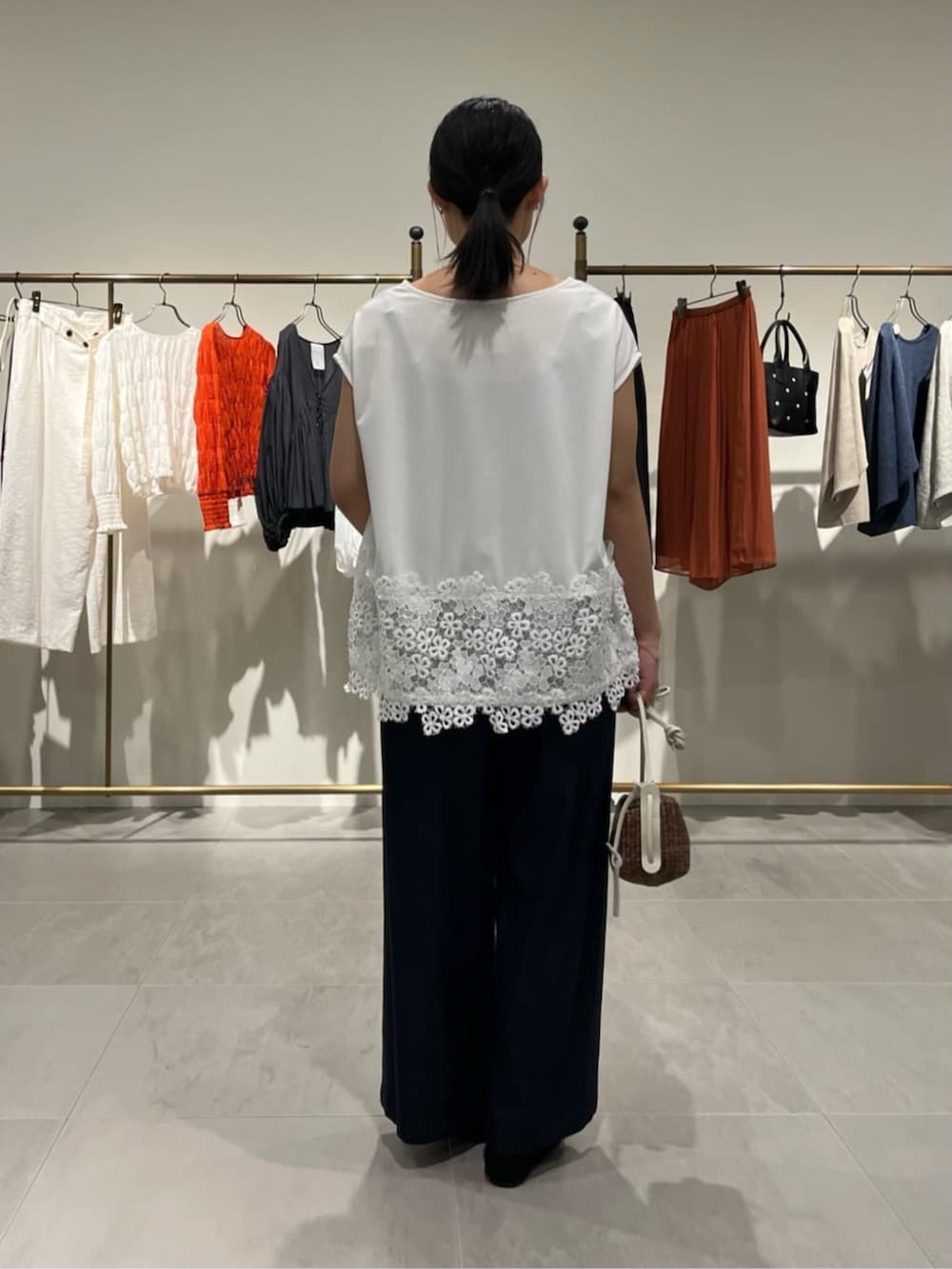 ブルー系のその他パンツ、ホワイト系のTシャツ/カットソーを着用したレディースの夏コーディネートの3枚目の写真