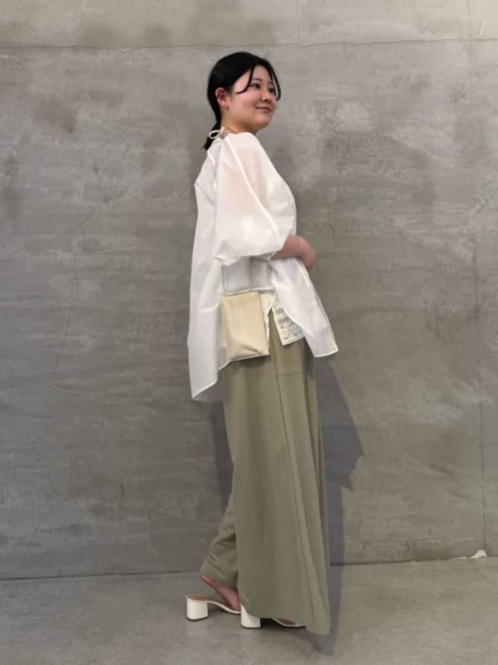 グリーン系のその他パンツ、ホワイト系のショルダーバッグ、ホワイト系のシャツ/ブラウスを着用したレディースの冬コーディネートの2枚目の写真