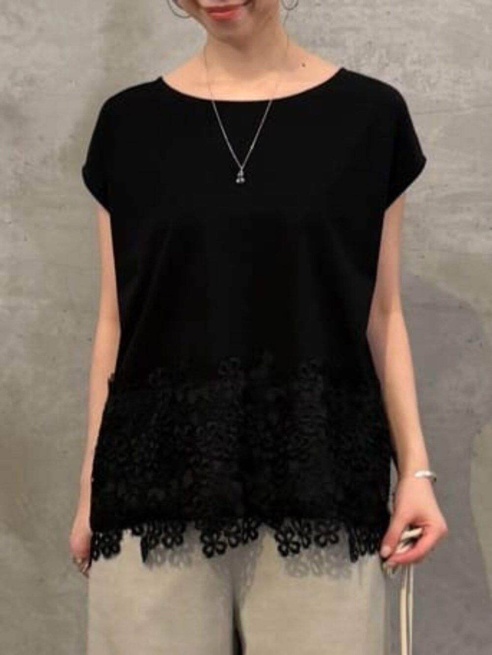 ホワイト系のショルダーバッグ、グレー系のその他パンツ、ブラック系のTシャツ/カットソーを着用したレディースの春コーディネートの4枚目の写真