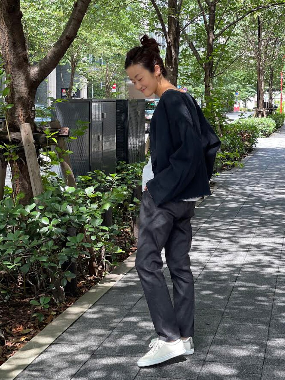 ブルー系のシャツ/ブラウス、ブラック系のその他パンツを着用したレディースの夏コーディネートの2枚目の写真