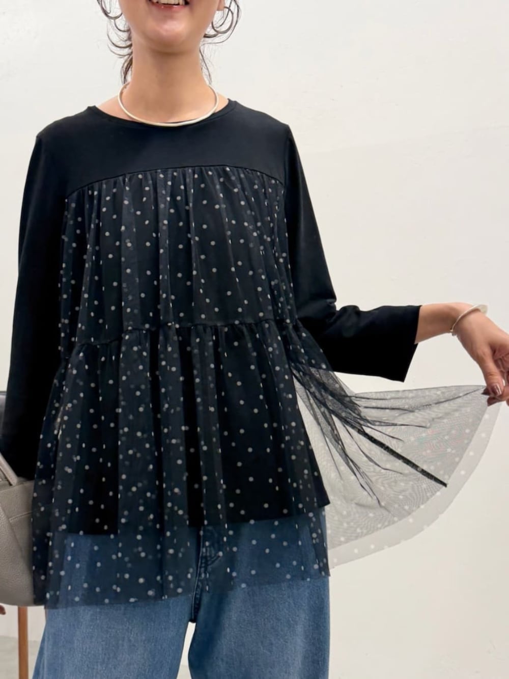 ブラウン系のその他アウター、ブラック系のTシャツ/カットソー、ブラック系のトートバッグを着用したレディースの夏コーディネートの8枚目の写真