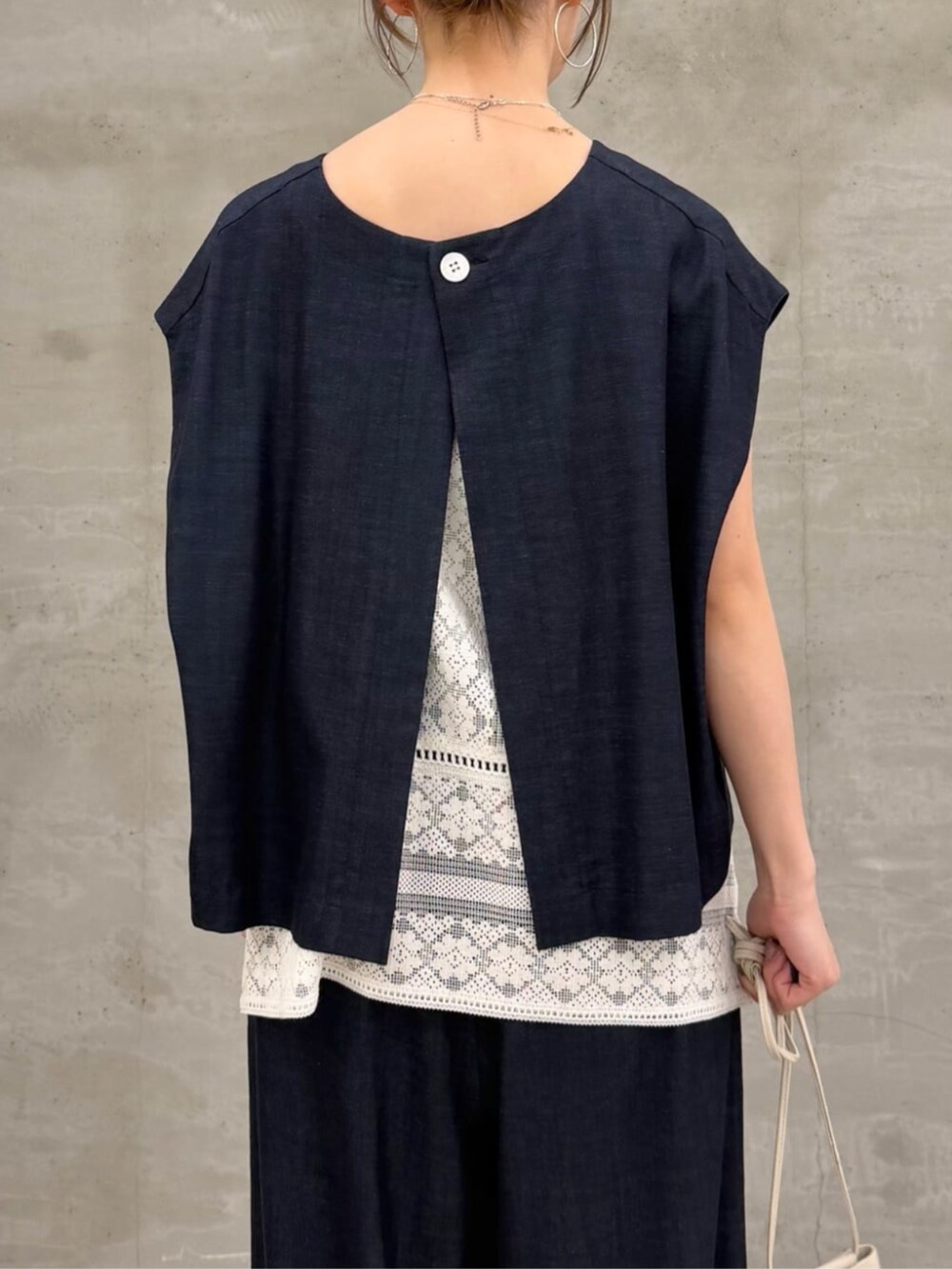 ブルー系のシャツ/ブラウス、ブルー系のその他パンツ、ホワイト系のショルダーバッグを着用したレディースの冬コーディネートの6枚目の写真