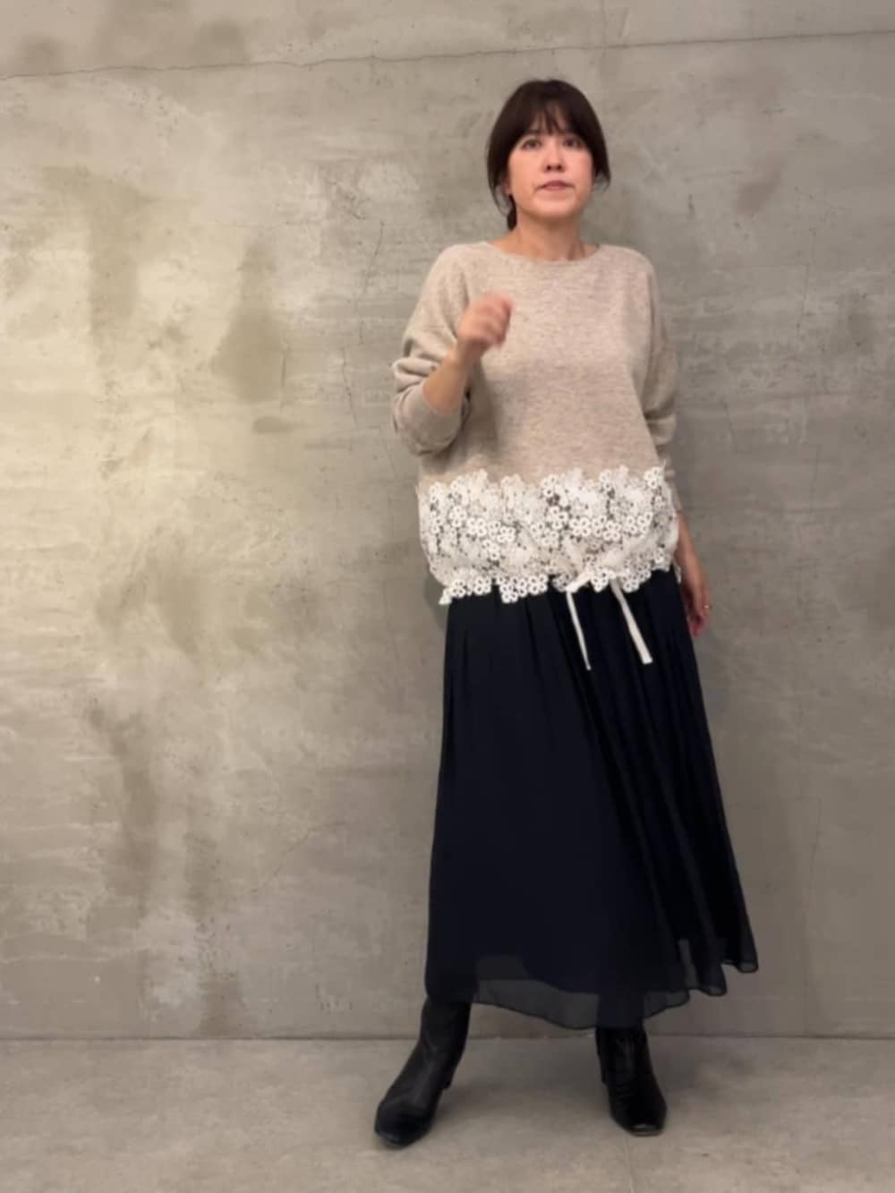 ブラック系のその他パンツ、ベージュ系のニット/セーターを着用したレディースの秋コーディネートの2枚目の写真