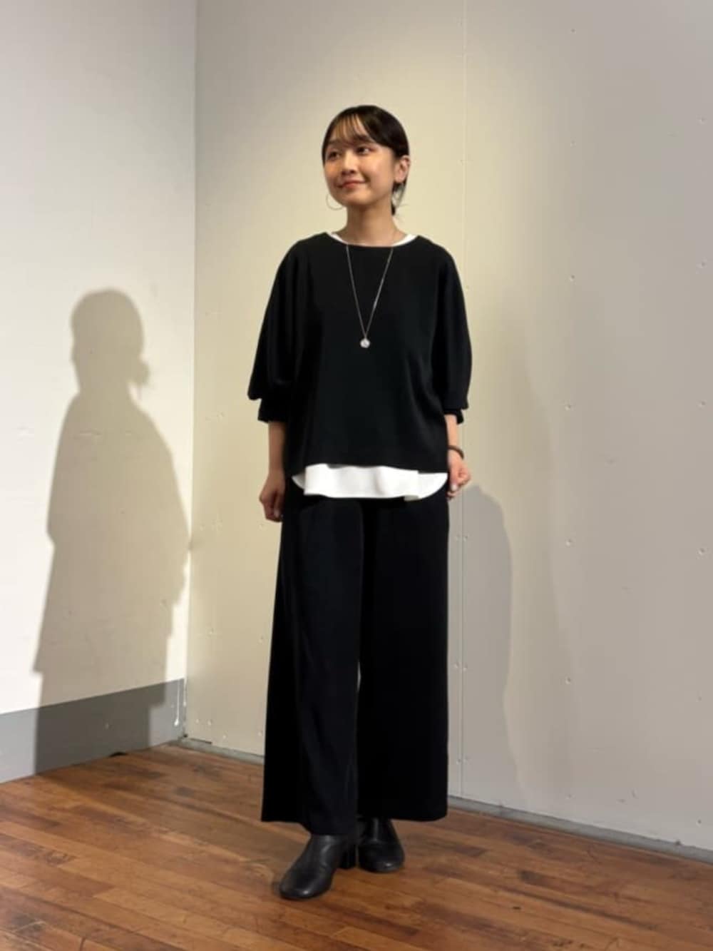 ブラック系のシャツ/ブラウス、ホワイト系のキャミソール、ブラック系のその他パンツを着用したレディースの夏コーディネートの5枚目の写真