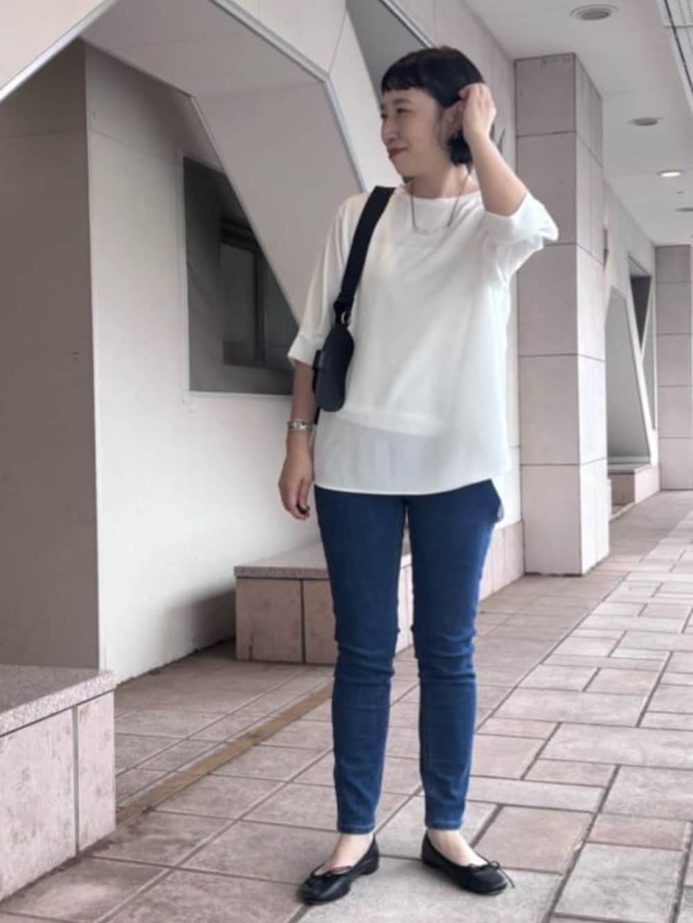 ブルー系のデニムパンツ、ホワイト系のTシャツ/カットソー、シルバー系のリングを着用したレディースの夏コーディネートの4枚目の写真
