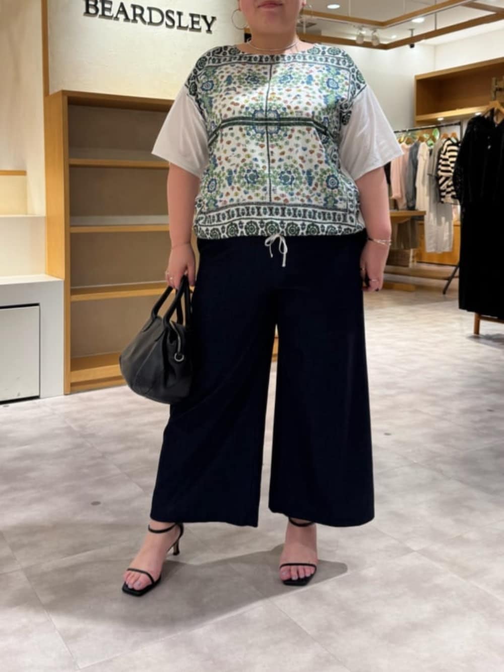 ブルー系のその他パンツ、ホワイト系のTシャツ/カットソーを着用したレディースの春コーディネートの4枚目の写真