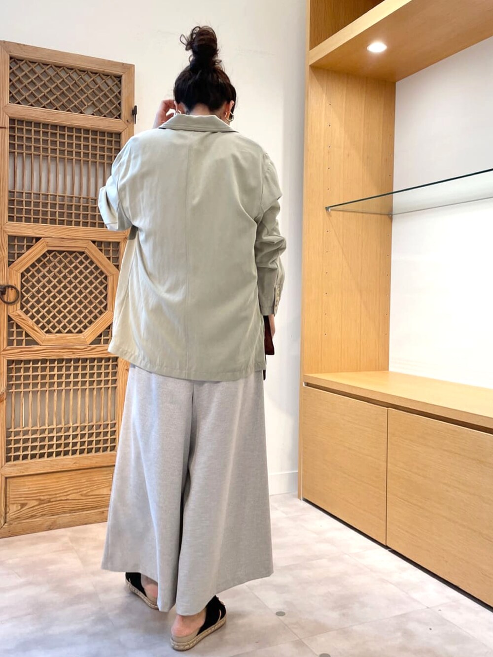 グリーン系のテーラードジャケット、ホワイト系のTシャツ/カットソー、グレー系のその他パンツを着用したレディースの春コーディネートの3枚目の写真