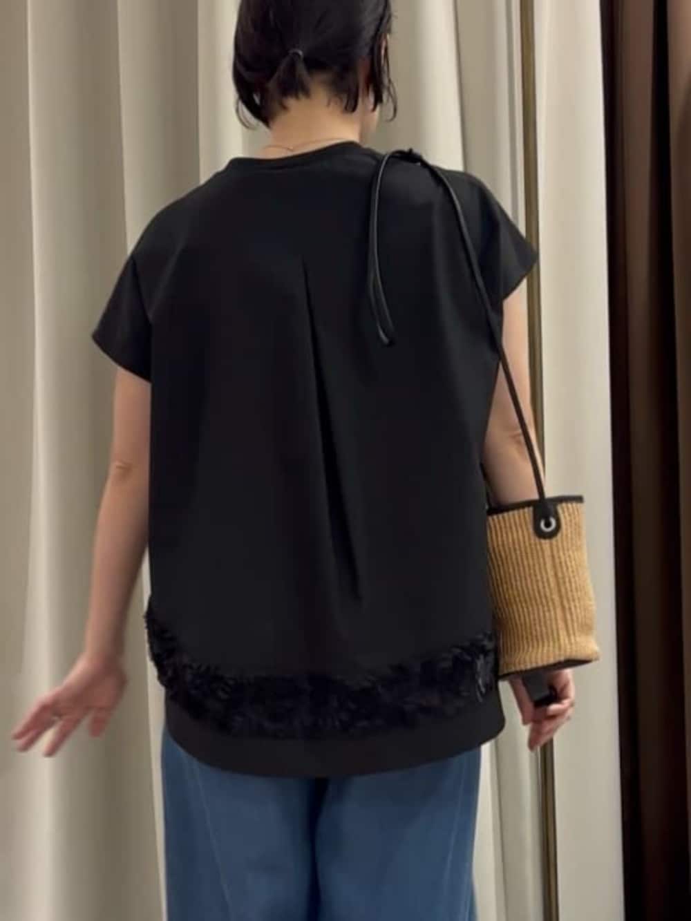 ブラック系のTシャツ/カットソー、ブルー系のその他パンツを着用したレディースの春コーディネートの5枚目の写真
