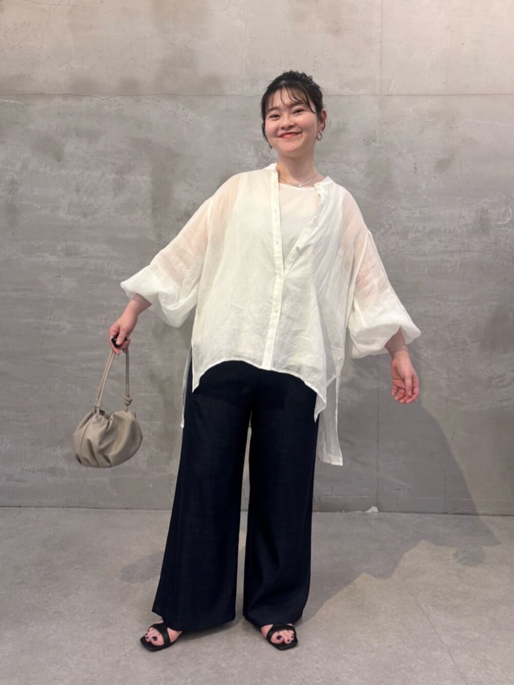 ブルー系のその他パンツ、ホワイト系のシャツ/ブラウスを着用したレディースの春コーディネートの3枚目の写真