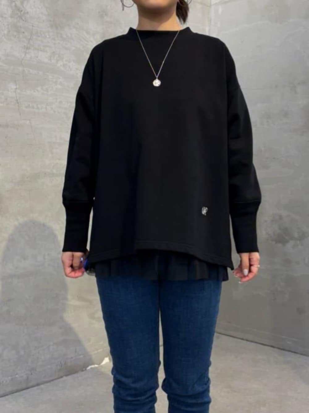 ブラック系のTシャツ/カットソー、ブラック系のキャミソール、ブルー系のデニムパンツを着用したレディースの夏コーディネートの10枚目の写真
