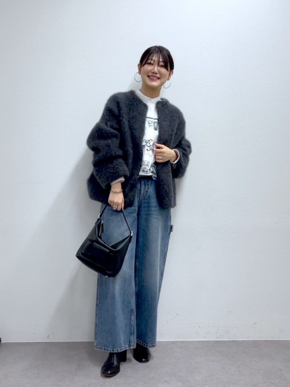 ブルー系のその他パンツ、グレー系のその他アウター、ホワイト系のシャツ/ブラウスを着用したレディースの夏コーディネートの4枚目の写真