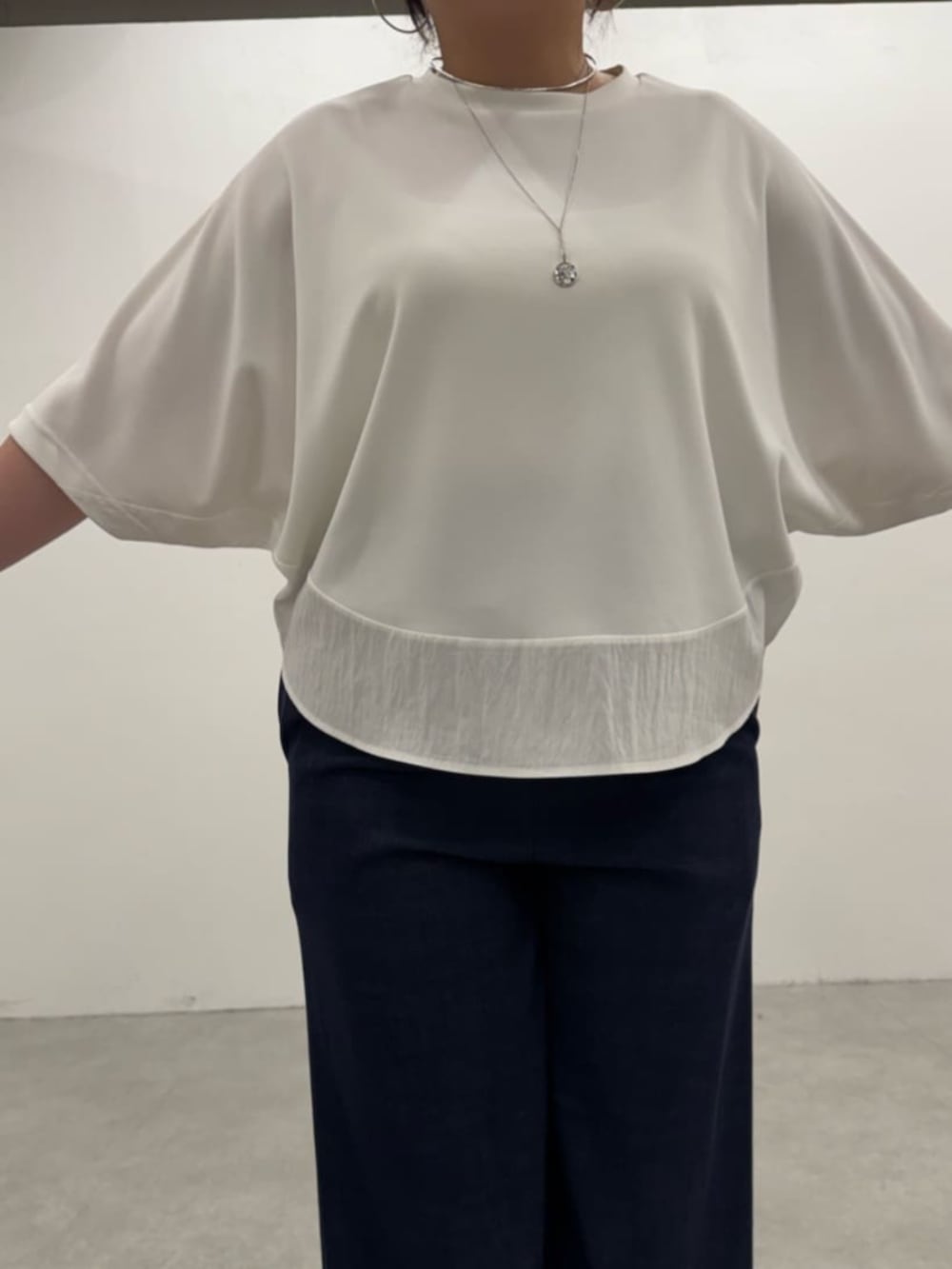 ブラック系のボストンバッグ、ブルー系のその他パンツ、ホワイト系のTシャツ/カットソーを着用したレディースの春コーディネートの8枚目の写真