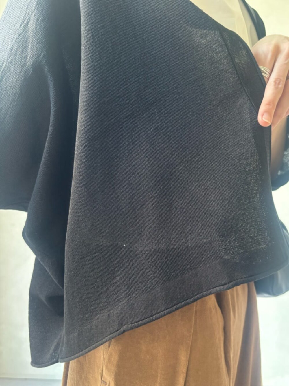 ブラウン系のその他パンツ、ブラック系のカーディガン/ボレロを着用したレディースの春コーディネートの9枚目の写真