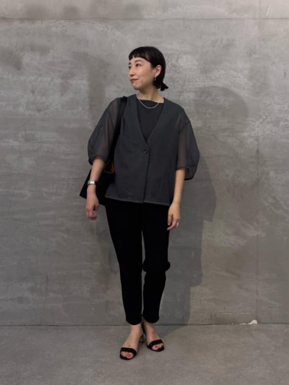 ブラック系のその他パンツ、グレー系のシャツ/ブラウス、ブラック系のトートバッグを着用したレディースの春コーディネートの3枚目の写真