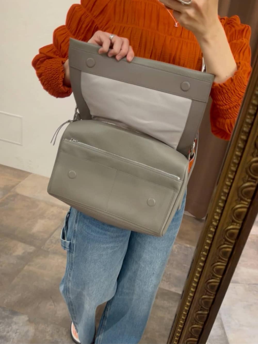 オレンジ系のシャツ/ブラウス、ブルー系のその他パンツ、ホワイト系のサンダルを着用したレディースの春コーディネートの9枚目の写真