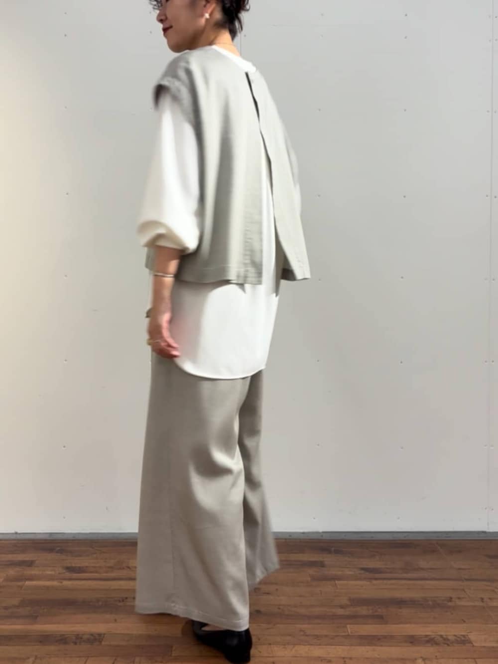 グレー系のシャツ/ブラウス、ホワイト系のシャツ/ブラウス、ブラック系のショルダーバッグを着用したレディースの春コーディネートの6枚目の写真