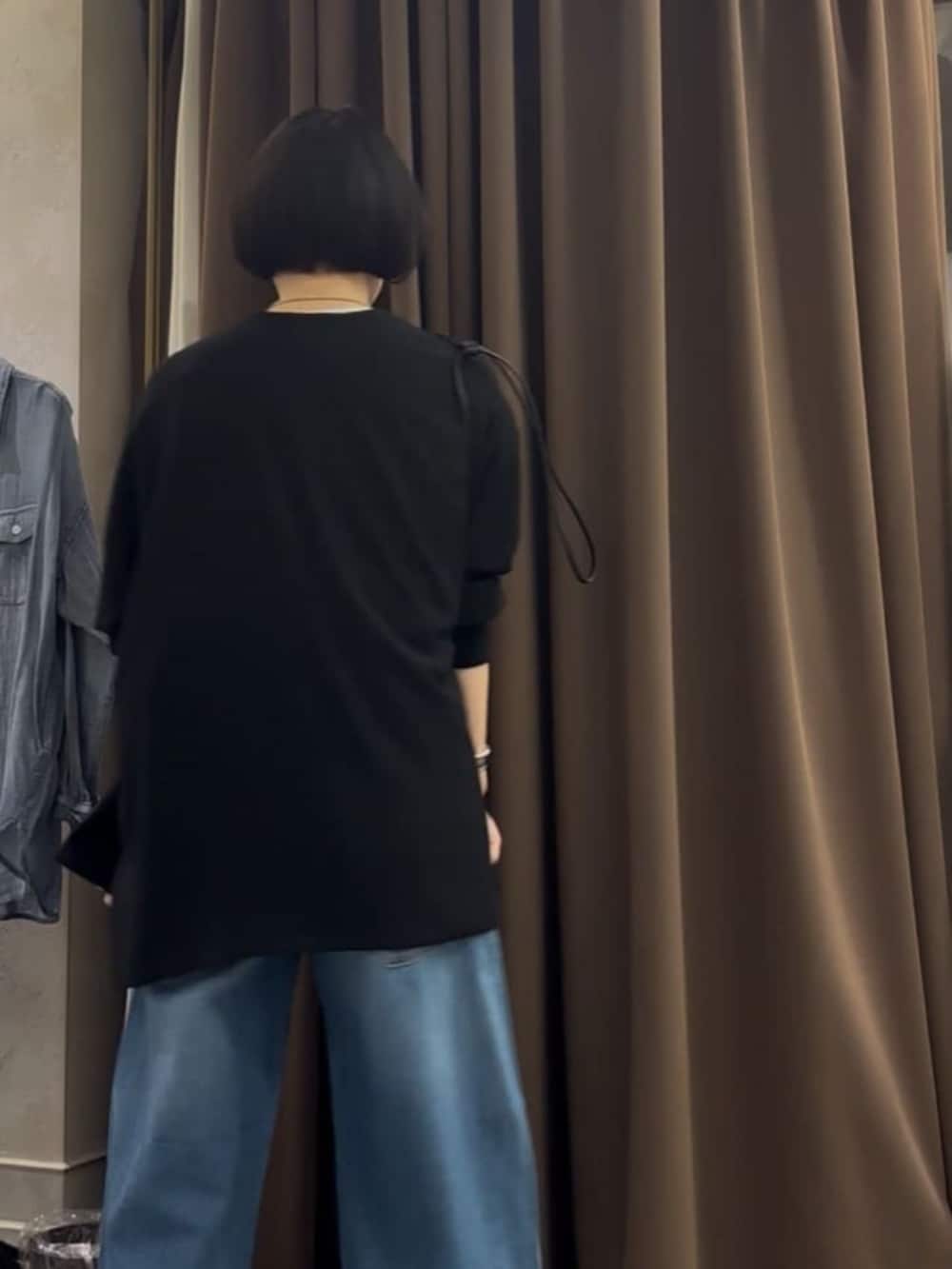 ブルー系のその他パンツ、ブラック系のその他アウターを着用したレディースの夏コーディネートの5枚目の写真
