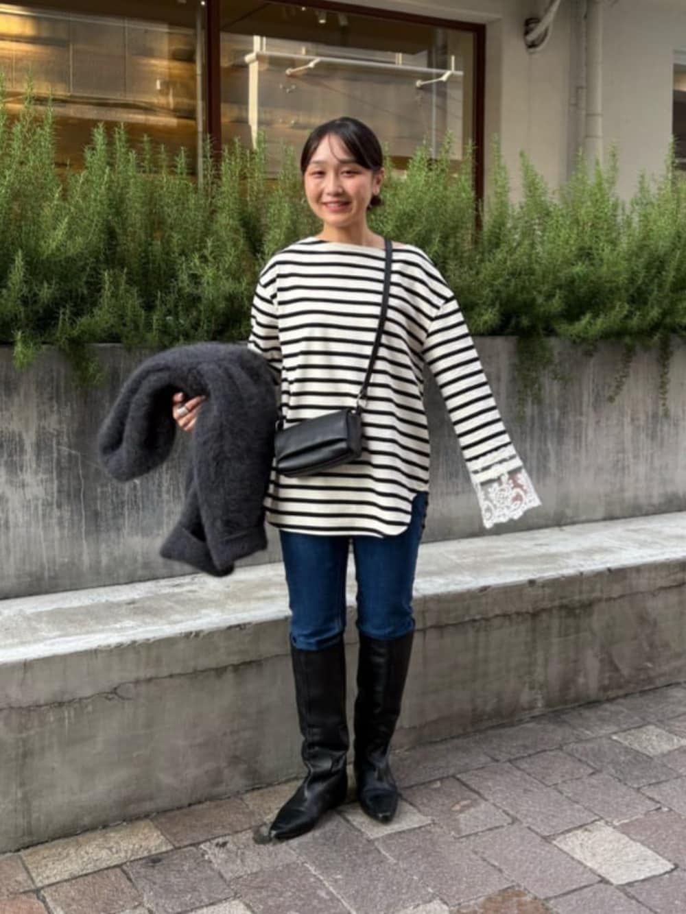 ホワイト系のTシャツ/カットソー、ブラック系のトートバッグを着用したレディースの夏コーディネートの3枚目の写真