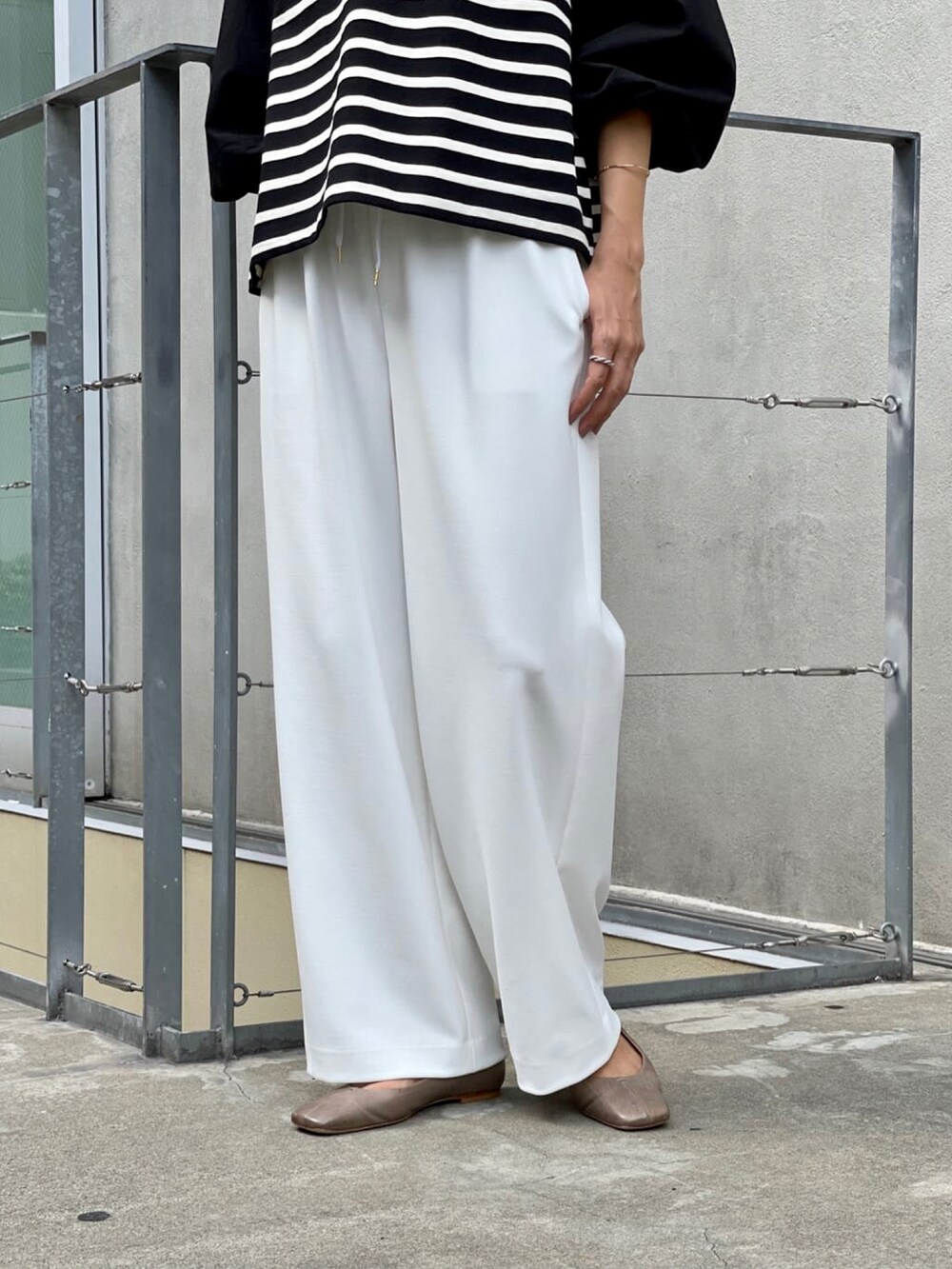 ブラック系のTシャツ/カットソー、ホワイト系のその他パンツを着用したレディースの夏コーディネートの4枚目の写真