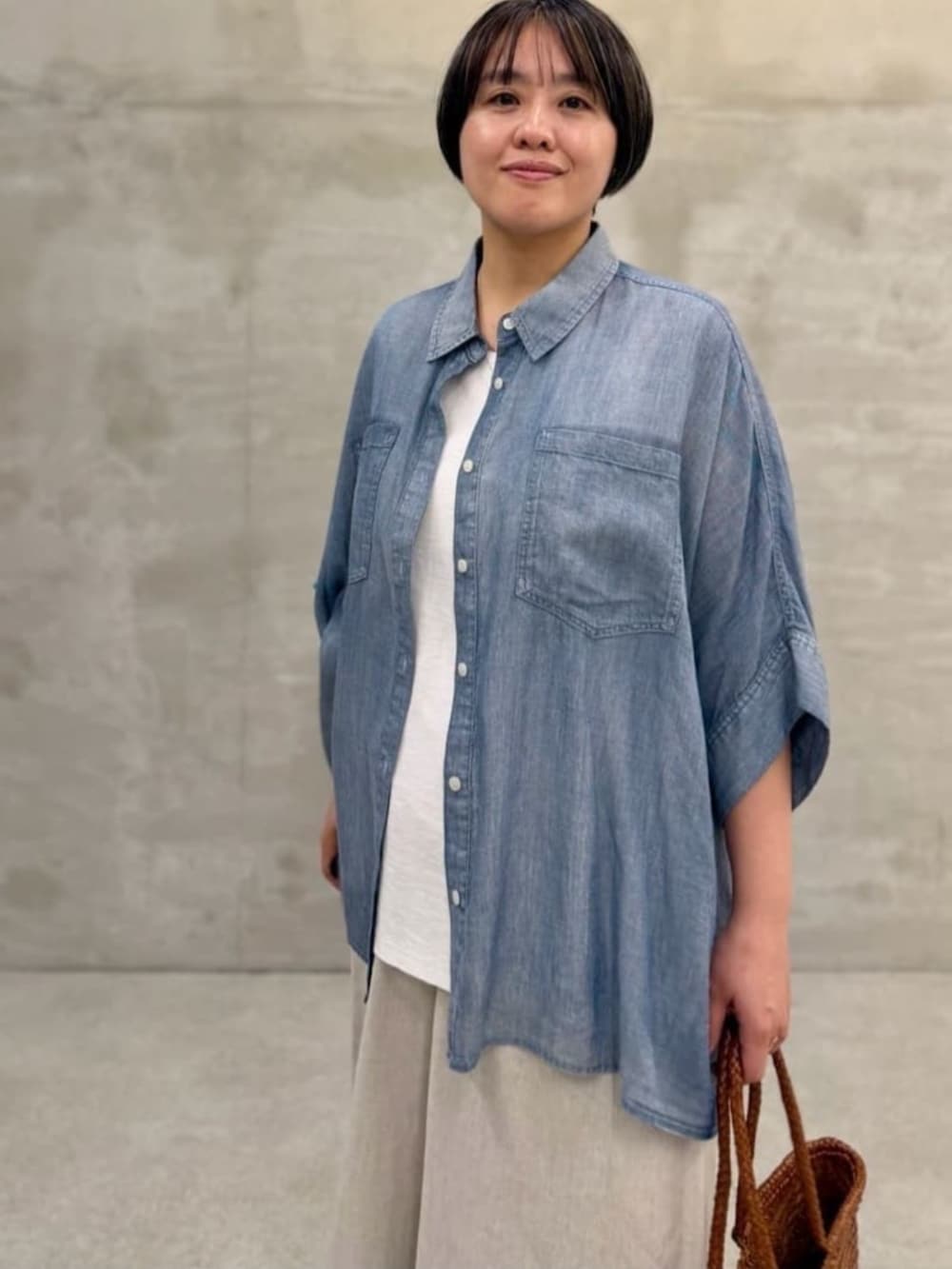 ベージュ系のその他パンツ、ブルー系のシャツ/ブラウスを着用したレディースの春コーディネートの7枚目の写真
