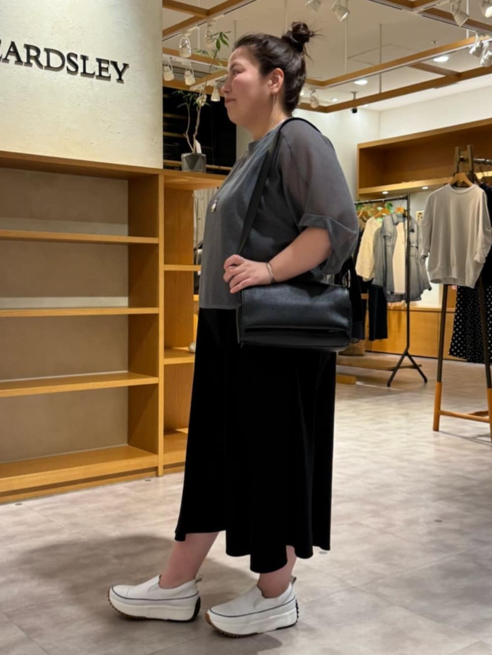 ホワイト系のスニーカー、ブラック系のワンピース、グレー系のTシャツ/カットソーを着用したレディースの夏コーディネートの4枚目の写真