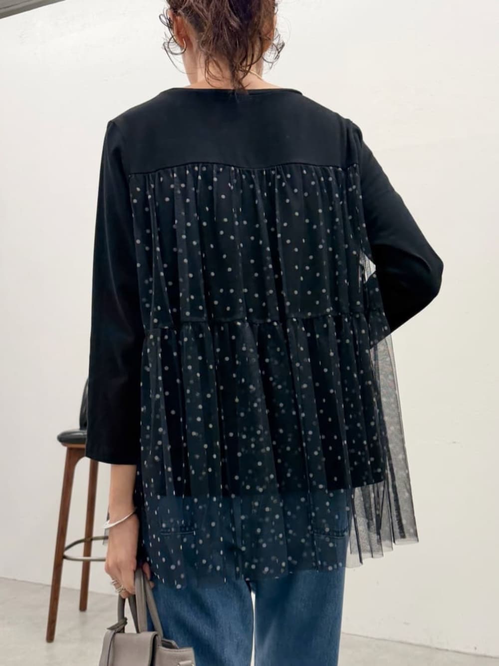 ブラウン系のその他アウター、ブラック系のTシャツ/カットソー、ブラック系のトートバッグを着用したレディースの夏コーディネートの6枚目の写真