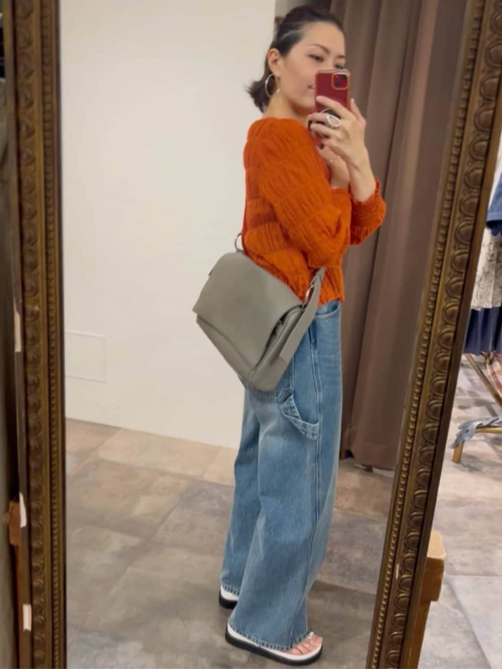 オレンジ系のシャツ/ブラウス、ブルー系のその他パンツ、ホワイト系のサンダルを着用したレディースの春コーディネートの6枚目の写真