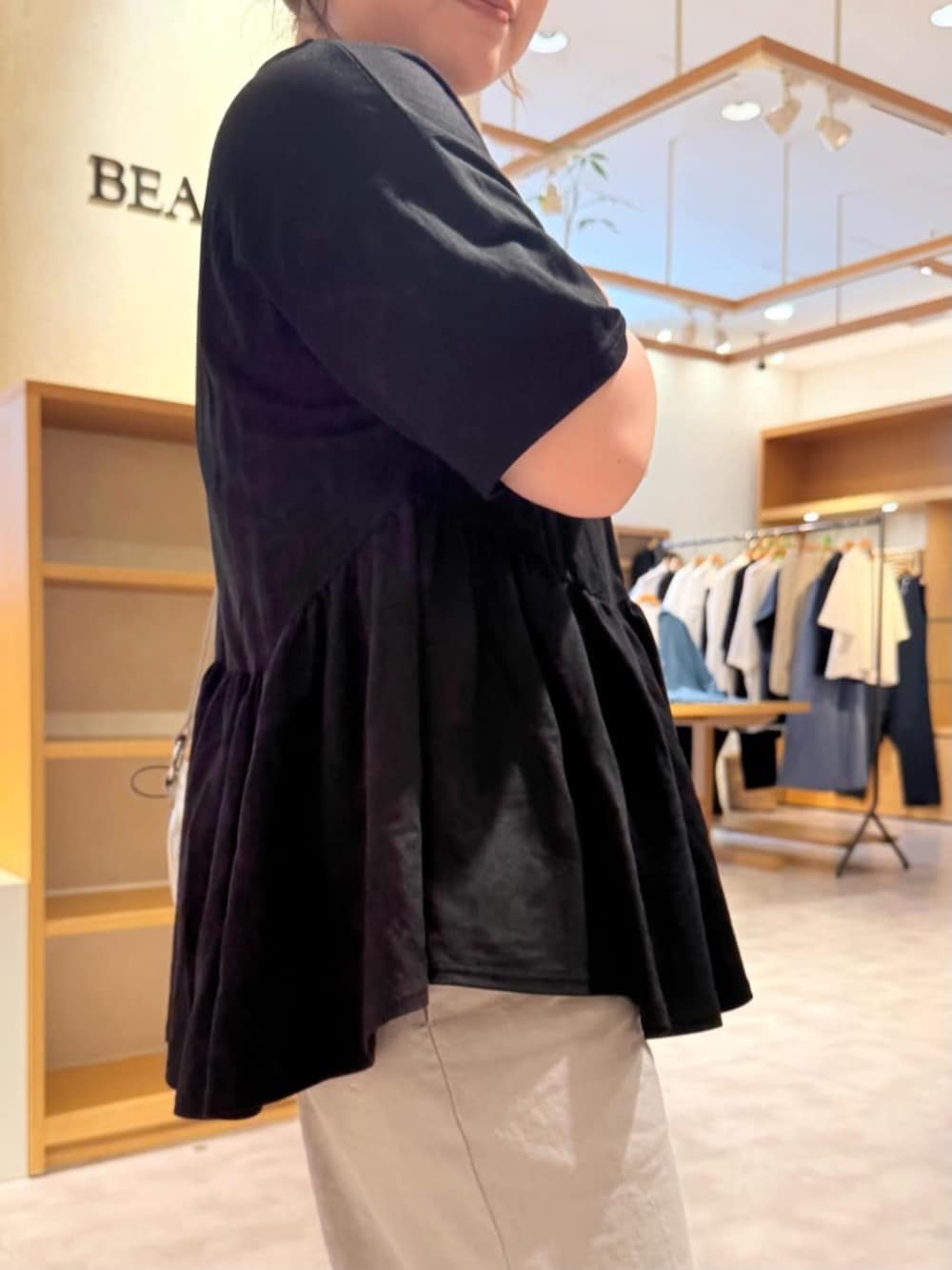ブラック系のTシャツ/カットソー、シルバー系のリングを着用したレディースの春コーディネートの4枚目の写真