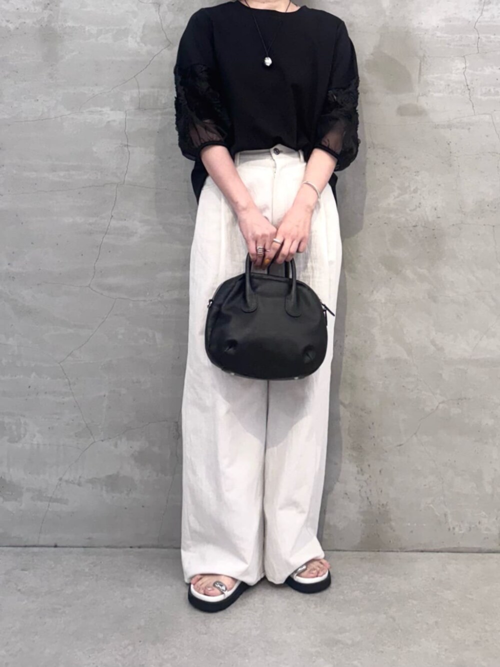 ブラック系のTシャツ/カットソー、ホワイト系のその他パンツを着用したレディースの春コーディネートの5枚目の写真