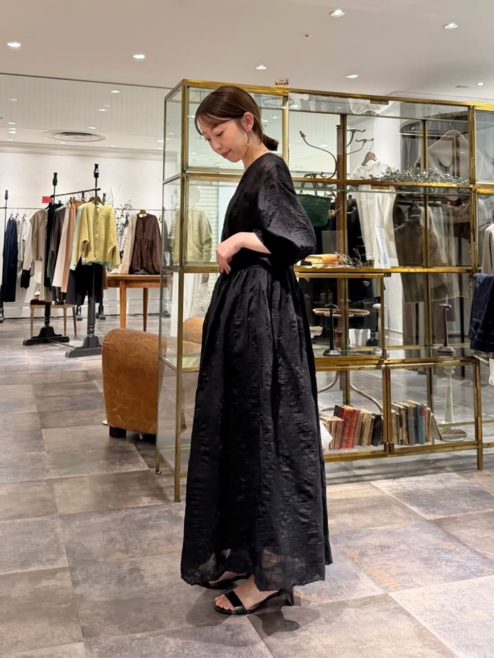 ブラック系のワンピースを着用したレディースの冬コーディネートの2枚目の写真