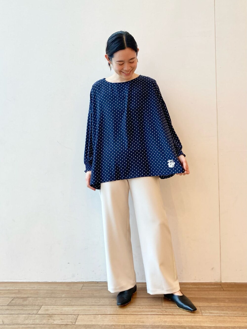 「今日のコーデ、春、ootd、春コーデ、高身長女子、ドット、グリーン、パンツスタイル、刺繍」｜「BEARDSLEYのバルーン袖コート（ノーカラーコート、グリーン系）」を使った、BEARDSLEYさん（レディース・160cm）の冬コーディネートの4枚目の写真