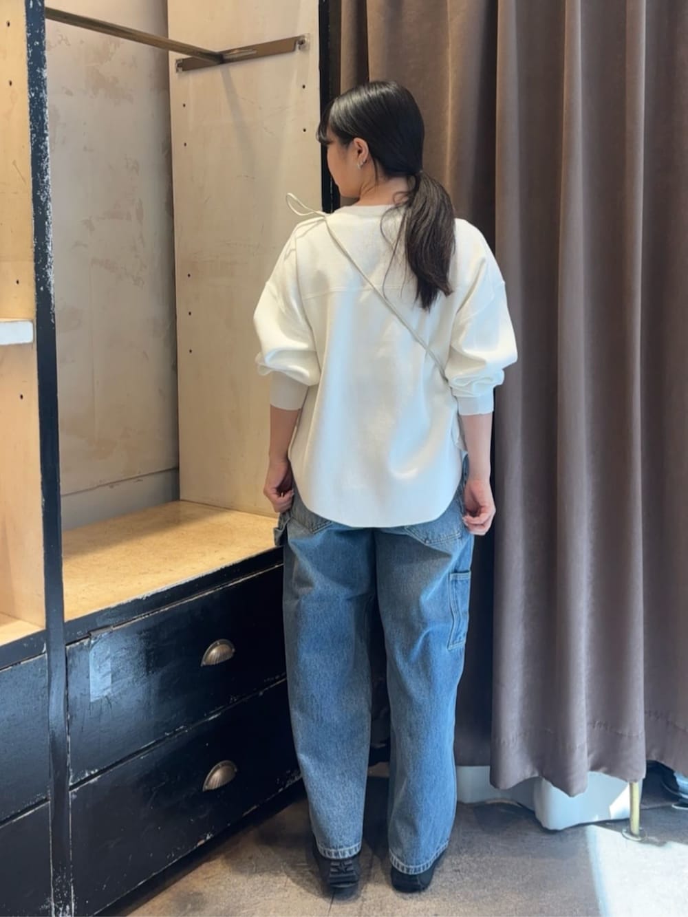 ホワイト系のショルダーバッグ、ブルー系のその他パンツ、ホワイト系のTシャツ/カットソーを着用したレディースの春コーディネートの3枚目の写真