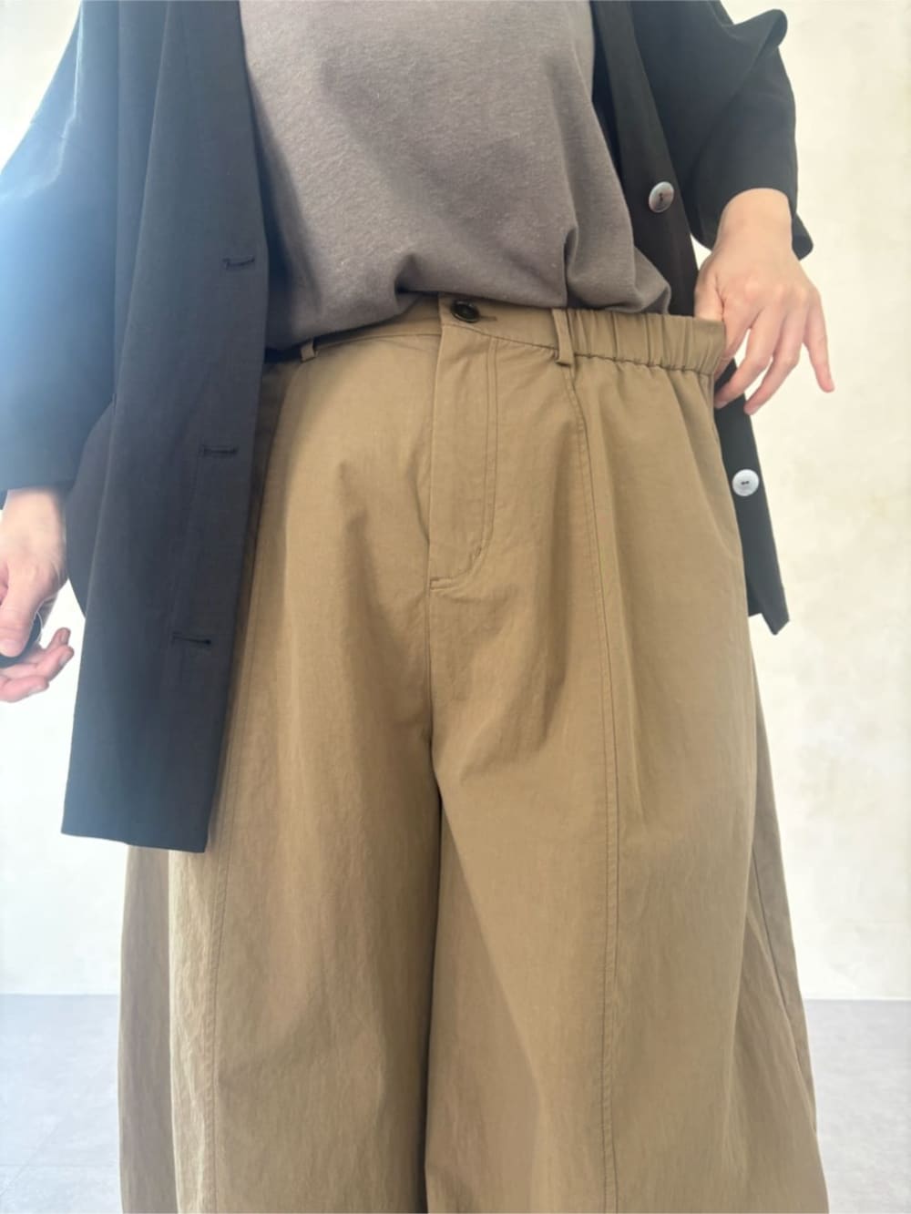 ブラック系のサンダル、イエロー系のその他パンツ、ブラウン系のキャミソールを着用したレディースの冬コーディネートの6枚目の写真