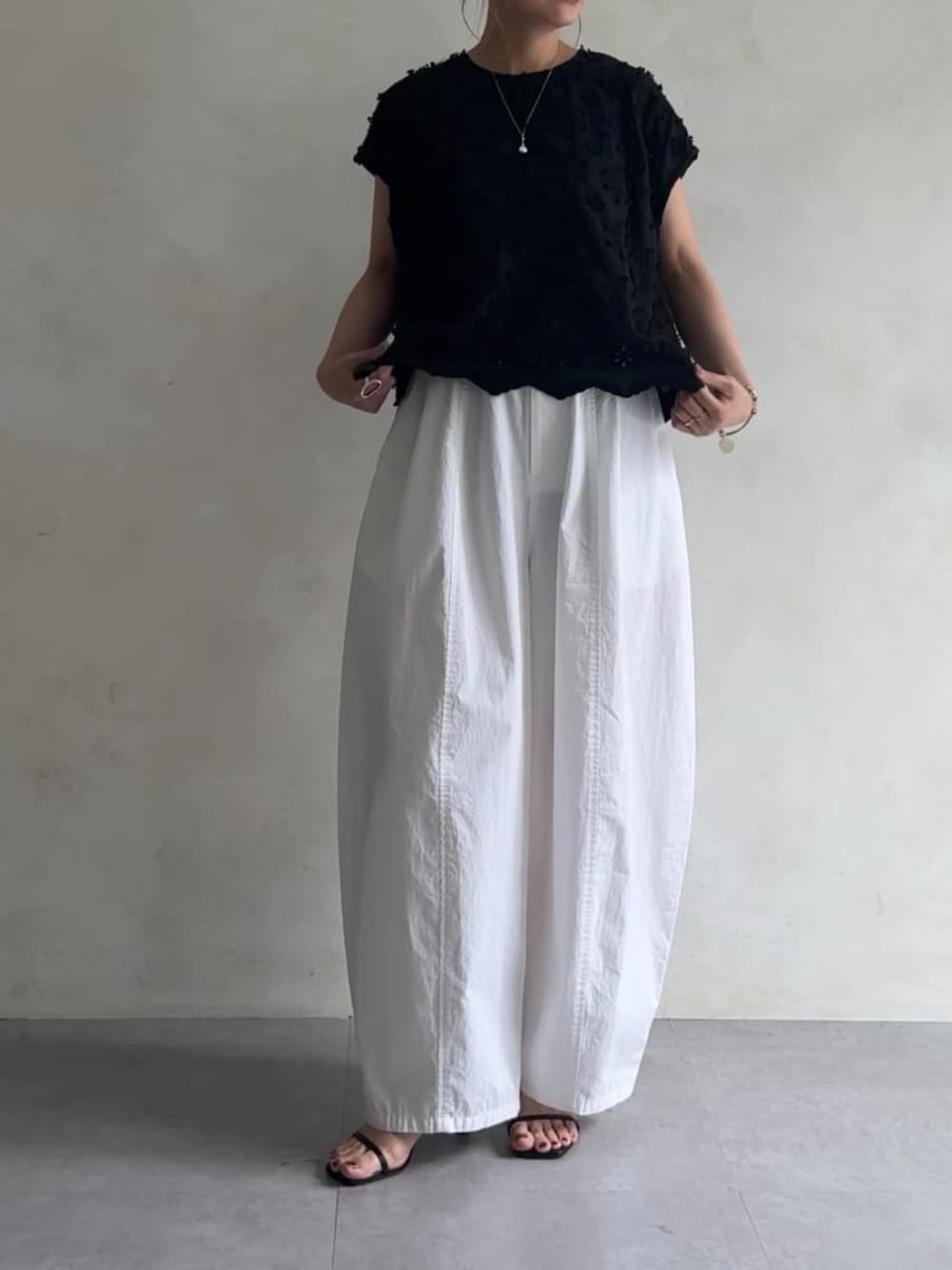 ホワイト系のその他パンツ、ブラック系のシャツ/ブラウスを着用したレディースの夏コーディネートの3枚目の写真