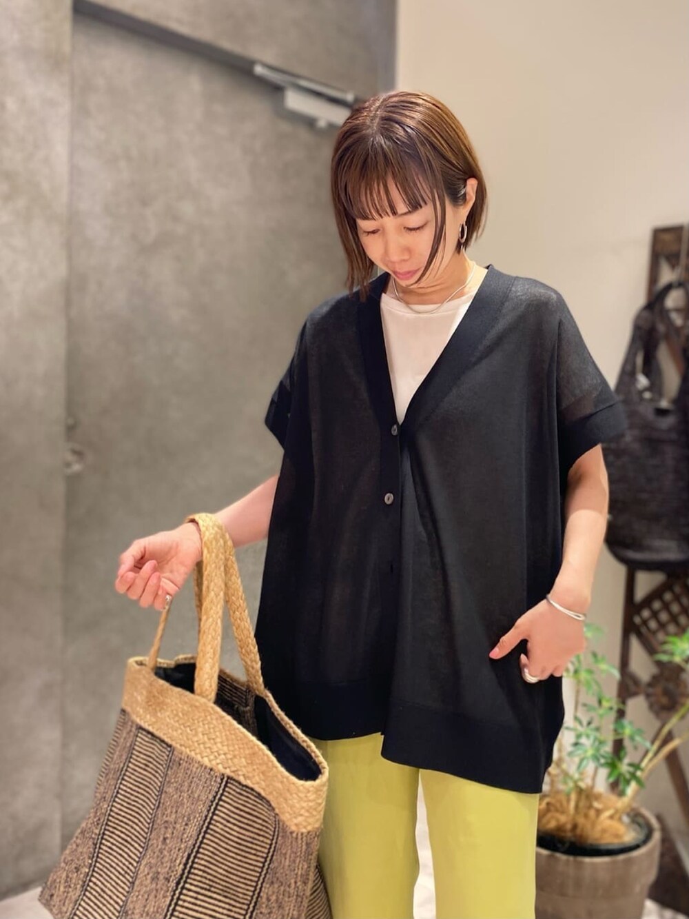 ブラック系のカーディガン/ボレロ、イエロー系のその他パンツ、ホワイト系のシャツ/ブラウスを着用したレディースの夏コーディネートの3枚目の写真