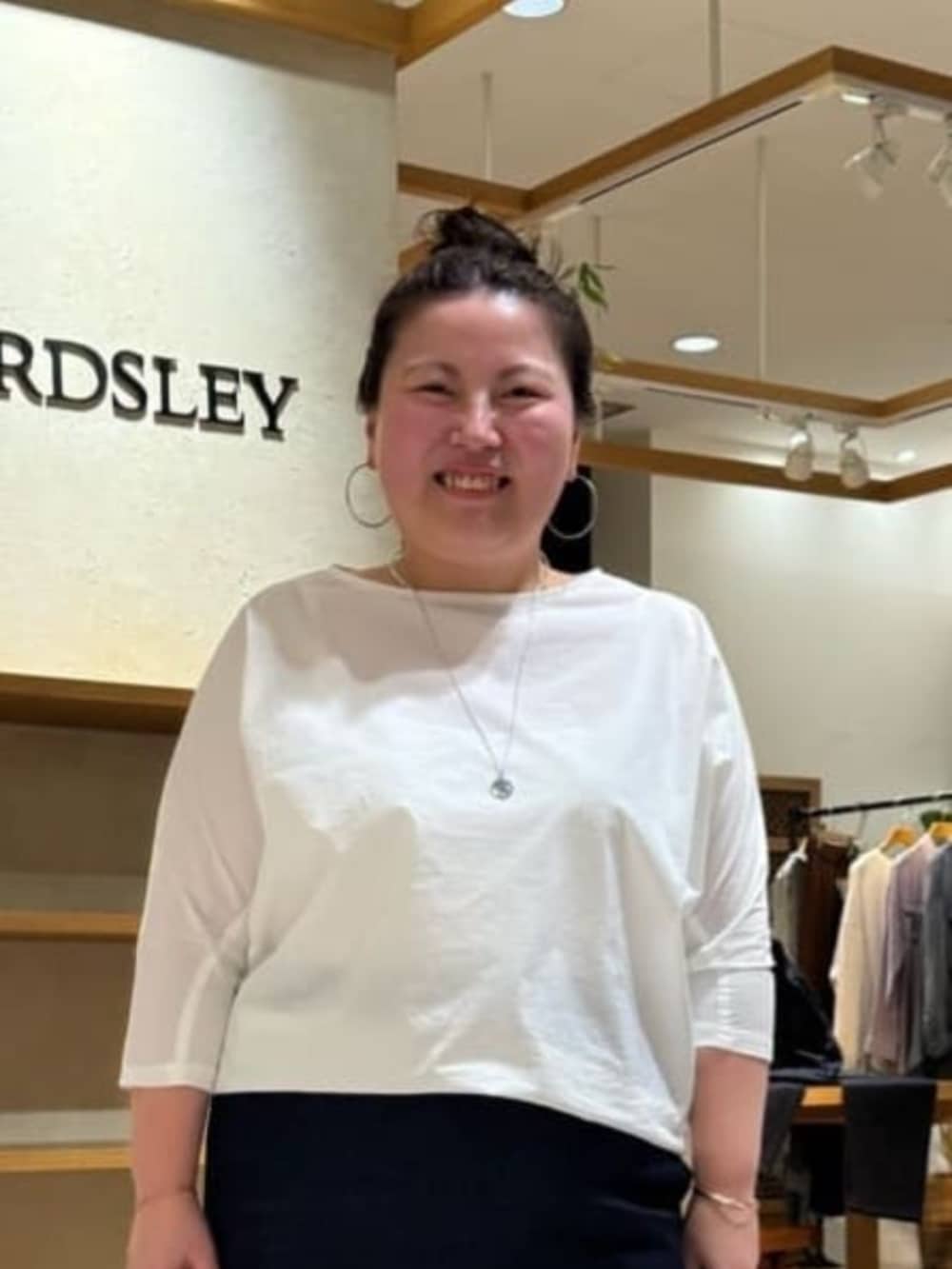 ブルー系のその他パンツ、ブラック系のショルダーバッグ、ホワイト系のシャツ/ブラウスを着用したレディースの春コーディネートの5枚目の写真