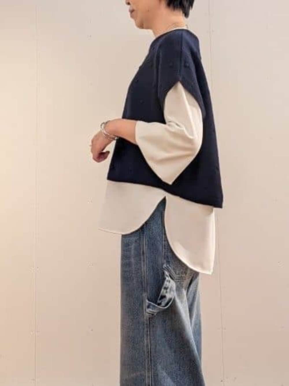 ブルー系のデニムパンツ、ホワイト系のシャツ/ブラウス、ブルー系のベストを着用したレディースの秋コーディネートの4枚目の写真