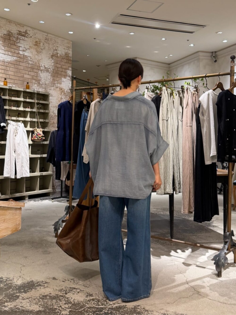 ブルー系のその他パンツ、ブルー系のシャツ/ブラウス、ブラウン系のその他シューズを着用したレディースの夏コーディネートの4枚目の写真